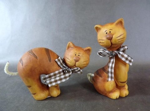 Ceramiczna Figurka Stojącego Kota w Kraciastą Wstążką i Dzwoneczkiem, Kolor Brązowy, 12x15 cm