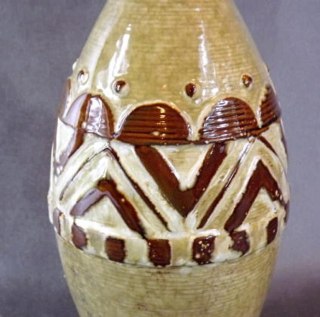 Wazon ceramiczny w kolorze piaskowym z brązowym szlakiem 42x12 cm